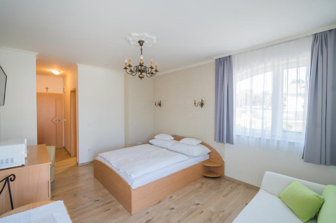 Balatonföldvár Jade Panzio Bed & Breakfast エクステリア 写真